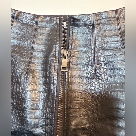 Stradivarius Black Croc Embossed Faux Leather Zip Front Mini Skirt | EU 34/US 2 - Picture 4 of 6